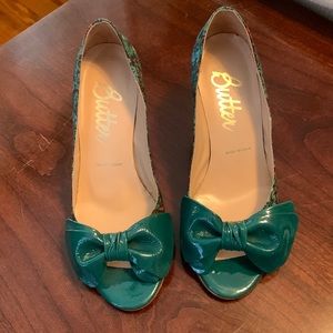 Butter Fabric With Open Toe Patent Leather Bow Heels Size 6